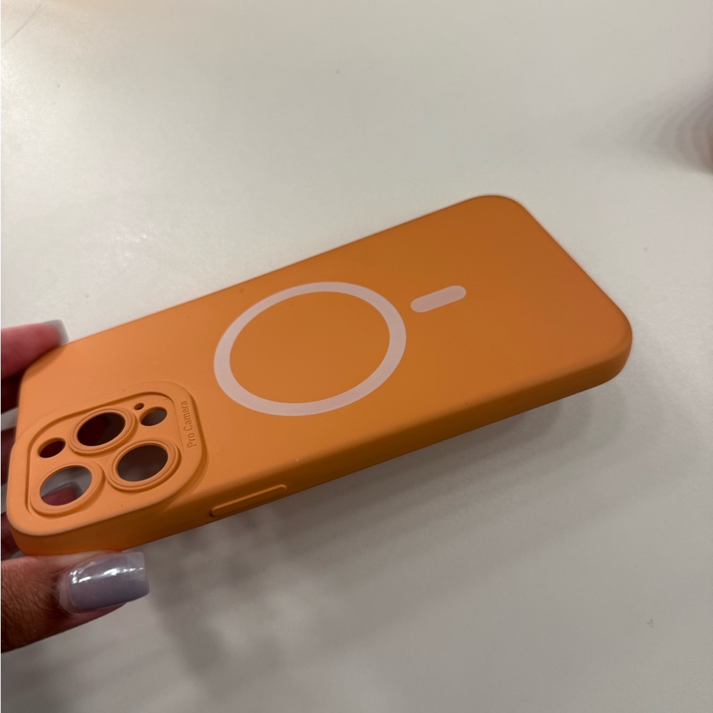 Orange hard case MagSafe 13 Pro Max: peach/orange